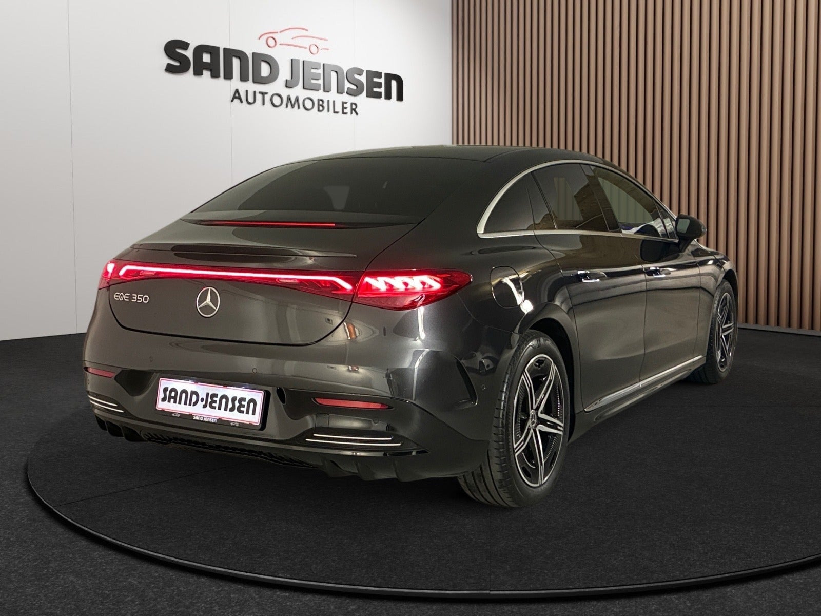 Grå Mercedes EQE350 fra 2024