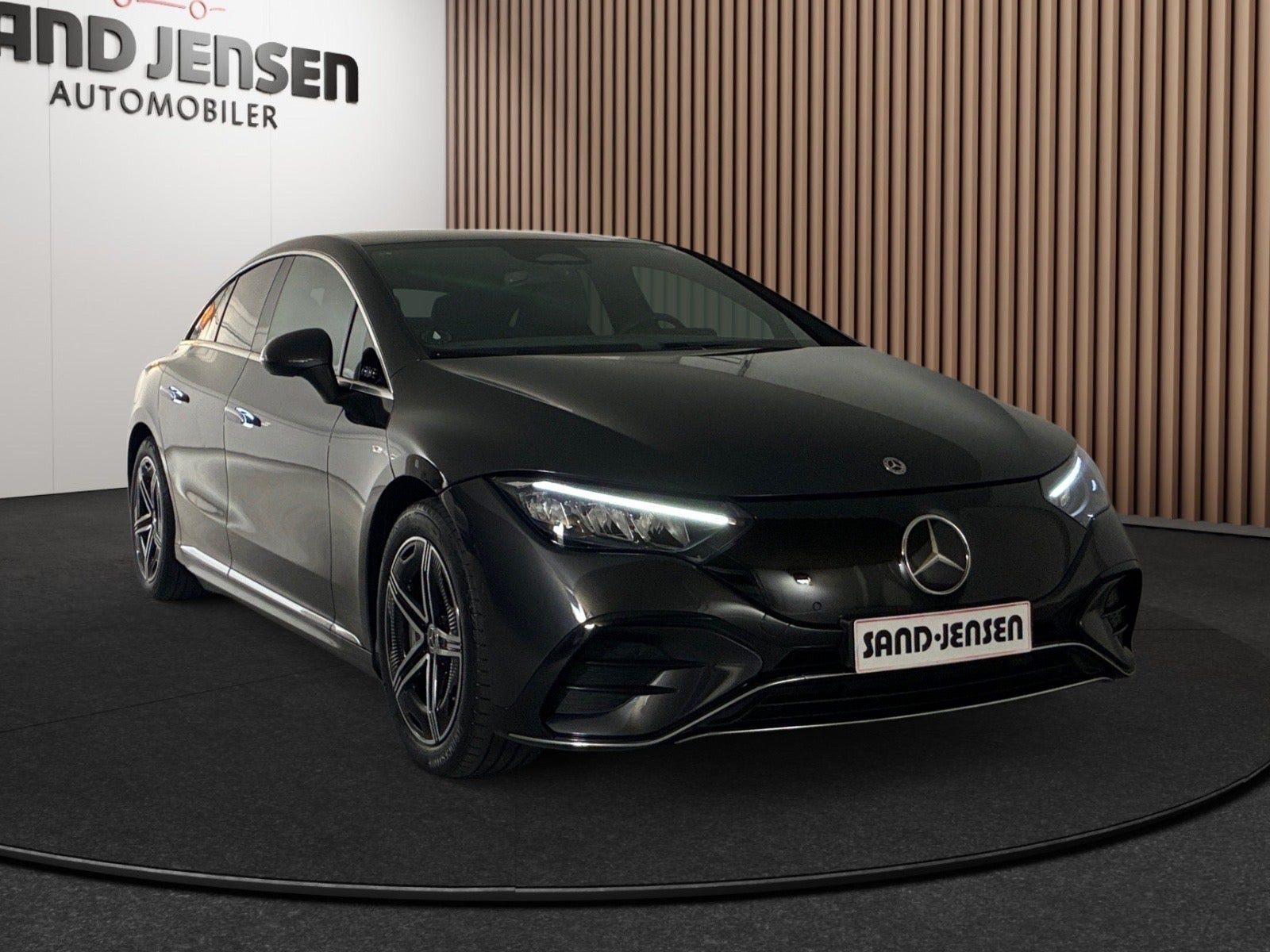 Grå Mercedes EQE350 fra 2024