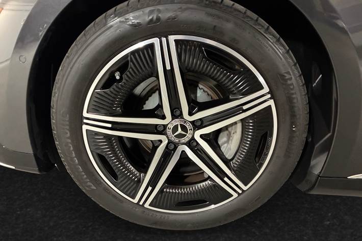Grå Mercedes EQE350 fra 2024