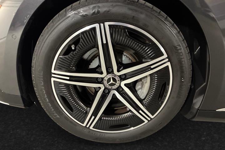Grå Mercedes EQE350 fra 2024