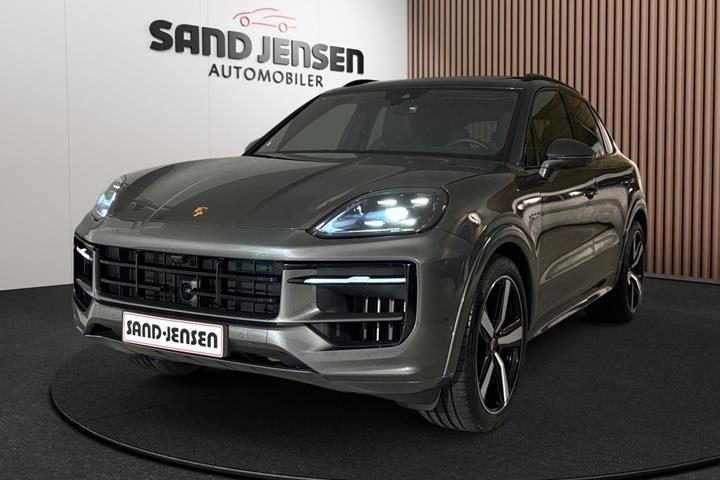 Grå Porsche Cayenne fra 2025 set udefra