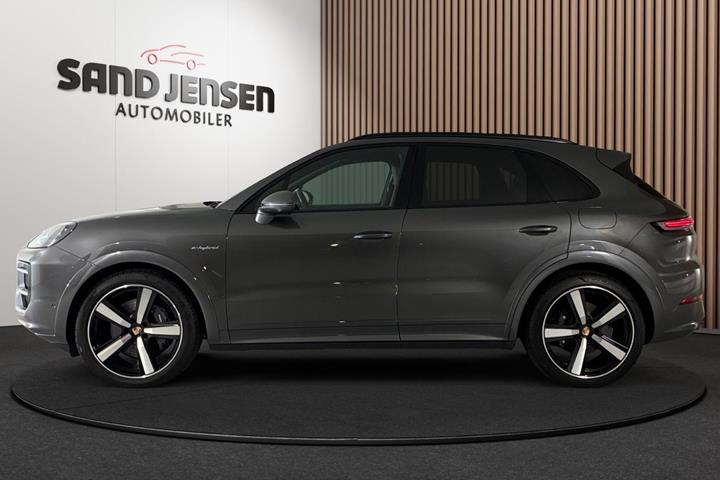 Grå Porsche Cayenne fra 2025