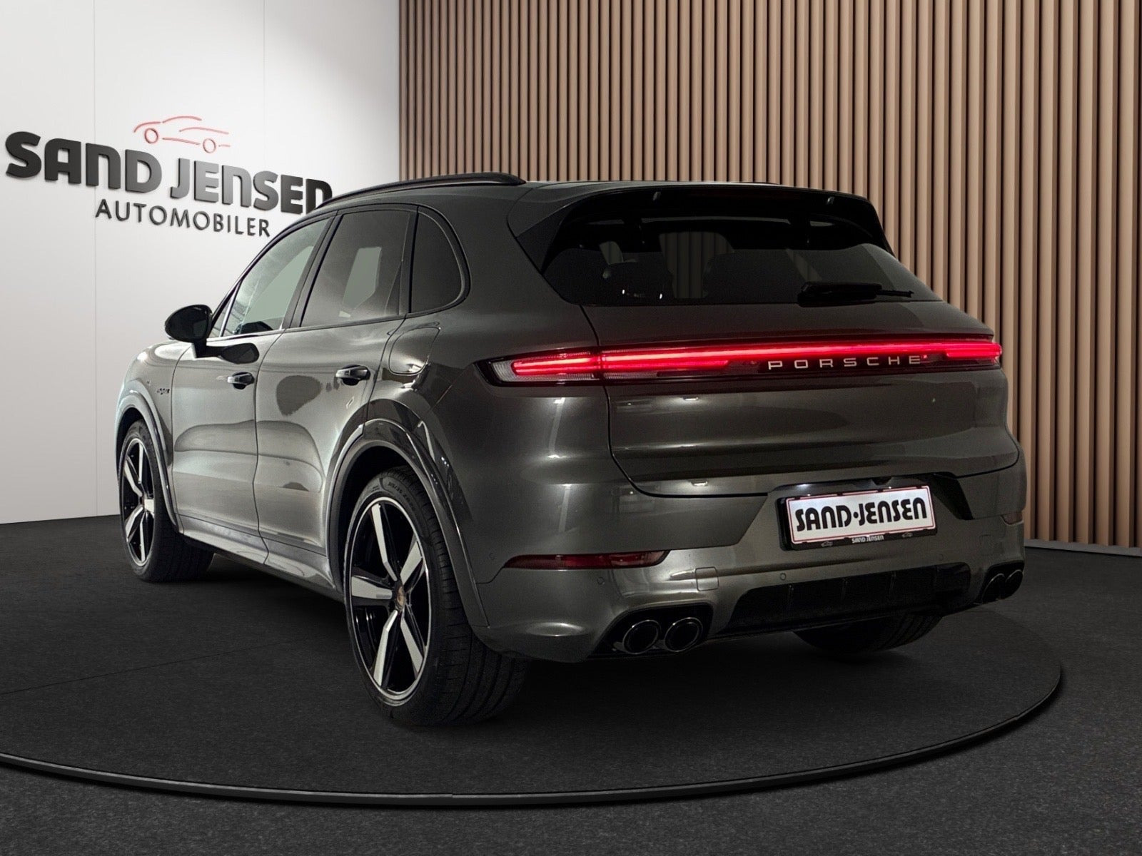 Grå Porsche Cayenne fra 2025