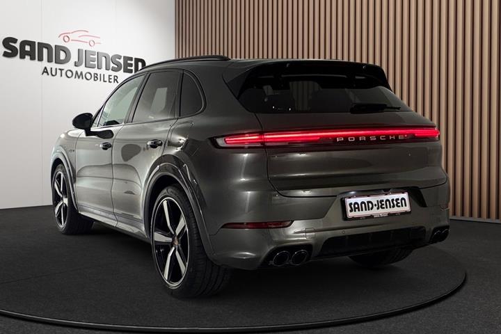 Grå Porsche Cayenne fra 2025