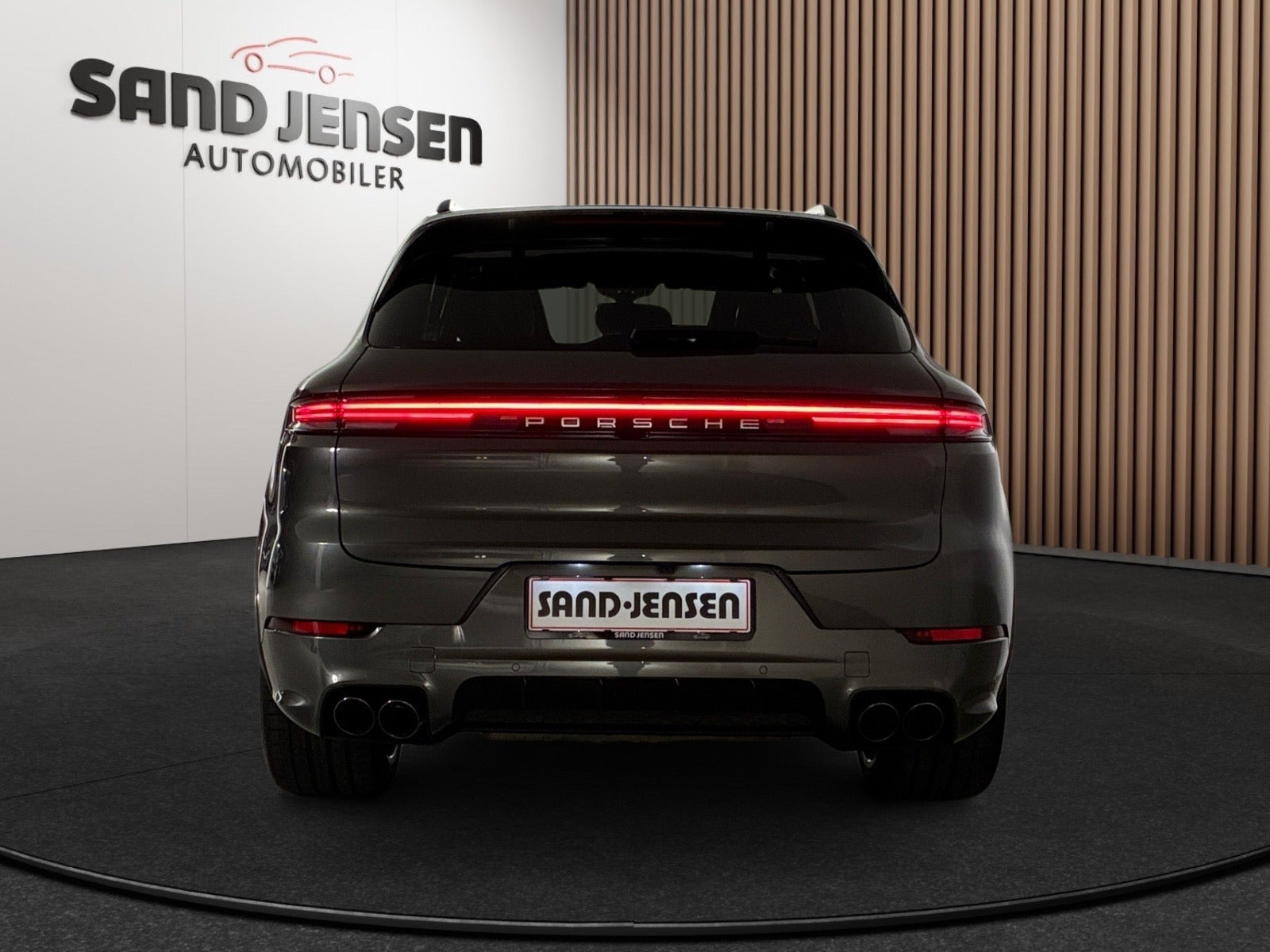 Grå Porsche Cayenne fra 2025