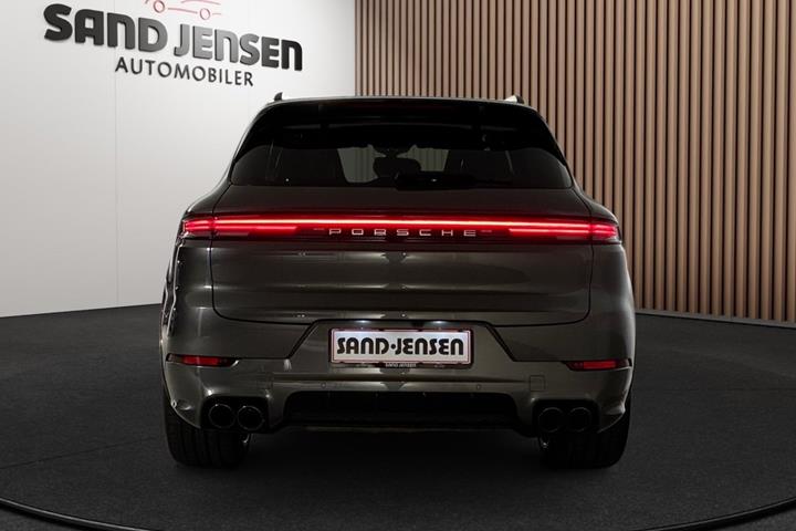 Grå Porsche Cayenne fra 2025