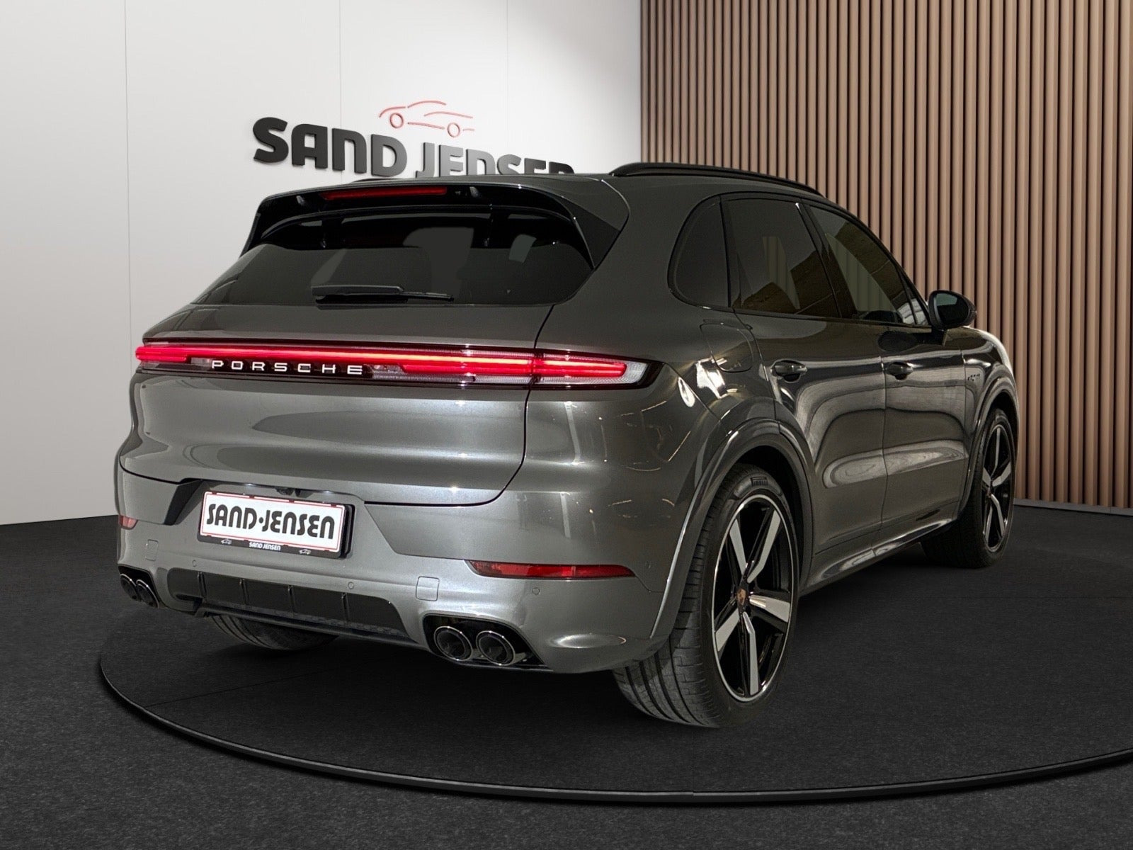 Grå Porsche Cayenne fra 2025