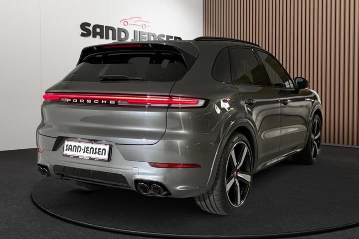 Grå Porsche Cayenne fra 2025