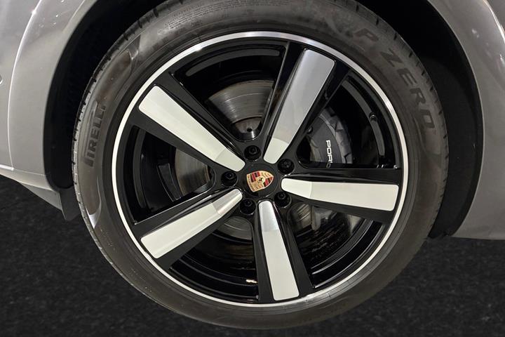 Grå Porsche Cayenne fra 2025