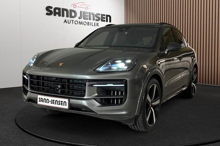 Grå Porsche Cayenne fra 2025