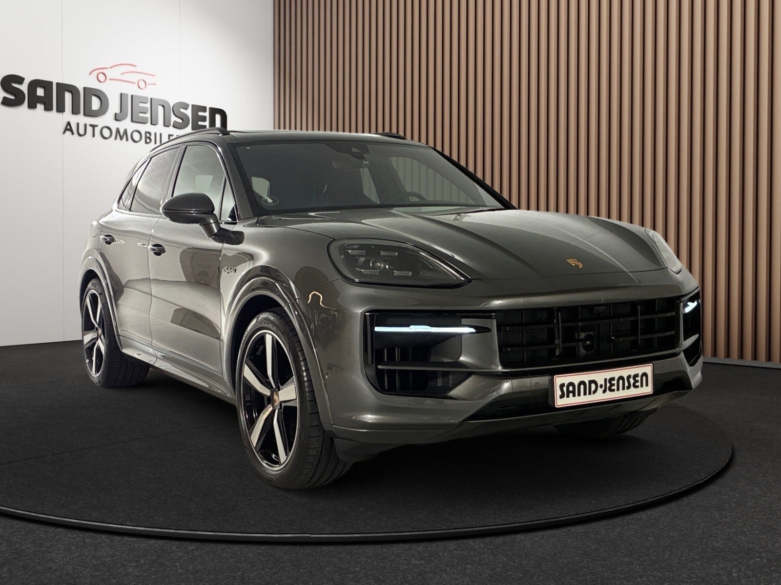 Grå Porsche Cayenne fra 2025