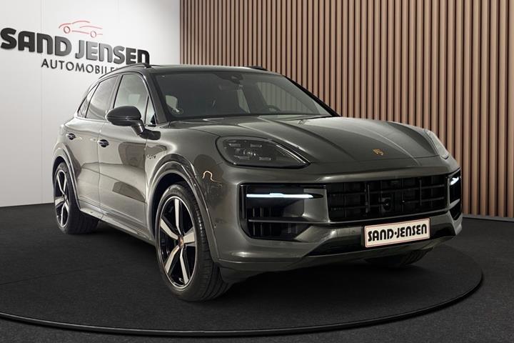 Grå Porsche Cayenne fra 2025