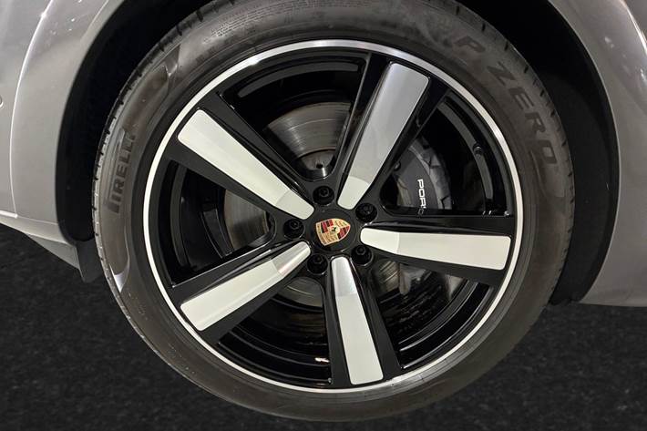 Grå Porsche Cayenne fra 2025