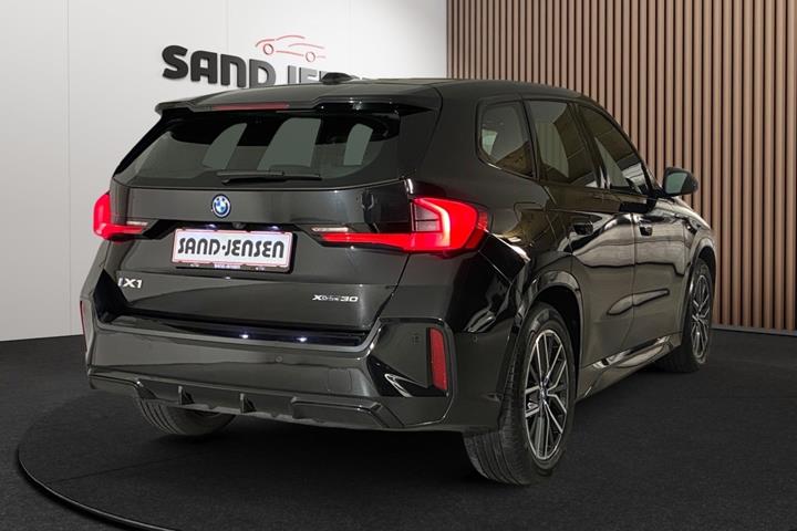 Sort BMW iX1 fra 2024