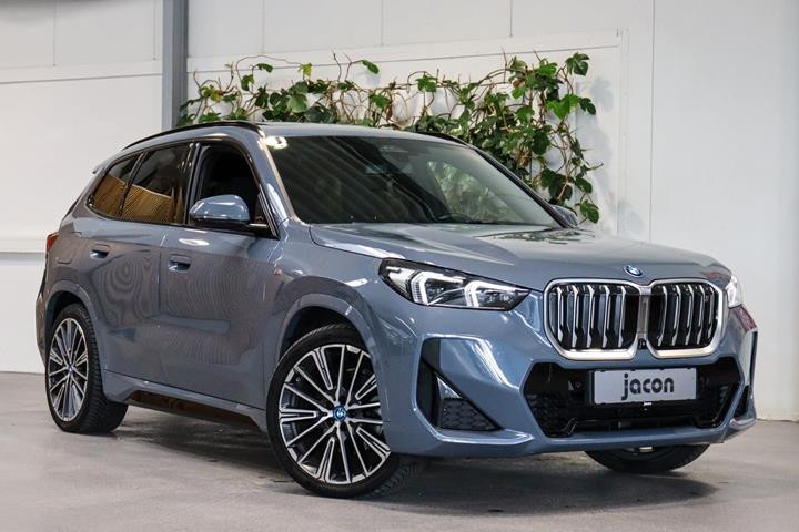 Grå BMW iX1 fra 2023 set udefra