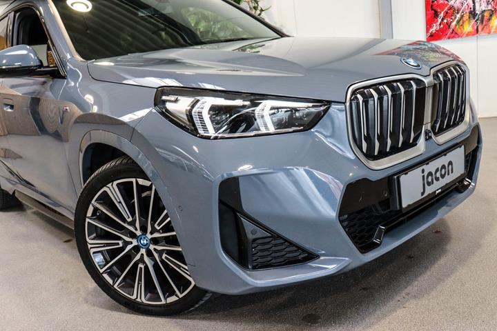 Grå BMW iX1 fra 2023