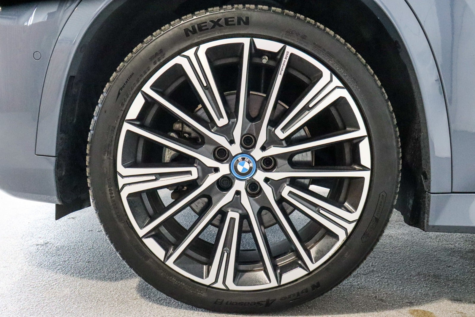 Grå BMW iX1 fra 2023