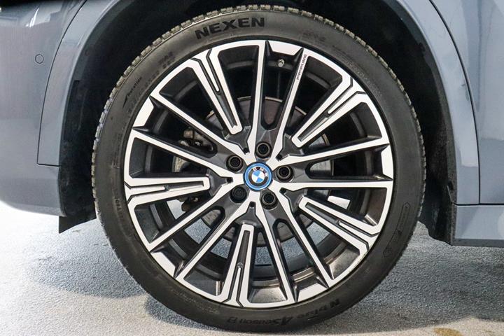 Grå BMW iX1 fra 2023