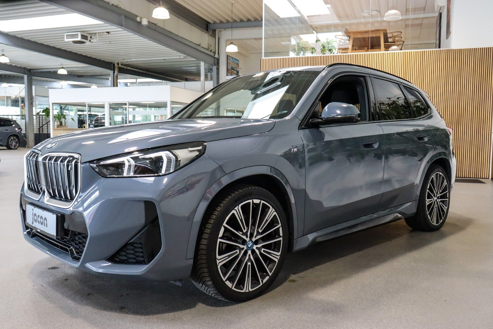 Grå BMW iX1 fra 2023