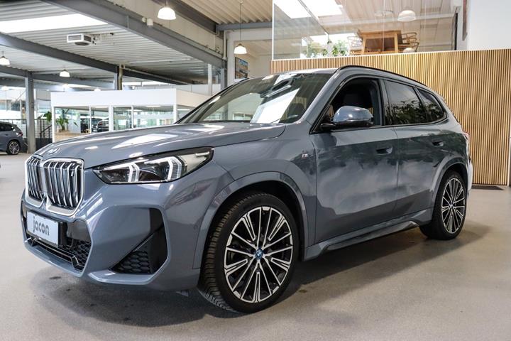 Grå BMW iX1 fra 2023
