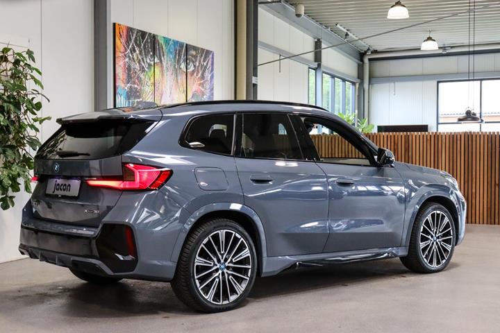 Grå BMW iX1 fra 2023