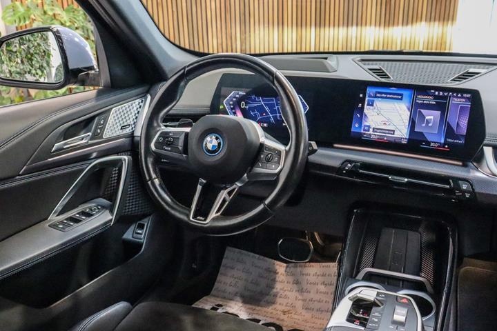 Grå BMW iX1 fra 2023