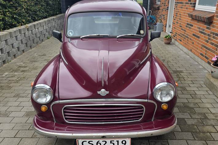 Rød Morris 1000 fra 1971