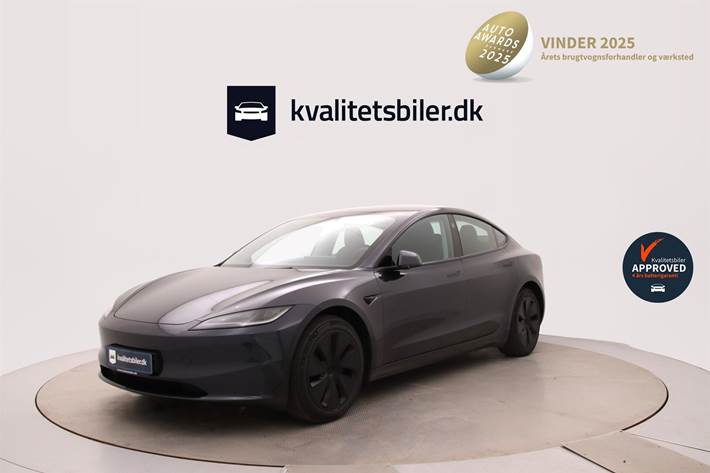 Grå Tesla Model 3 fra 2024