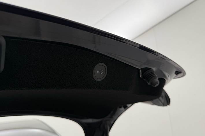 Grå Tesla Model 3 fra 2024