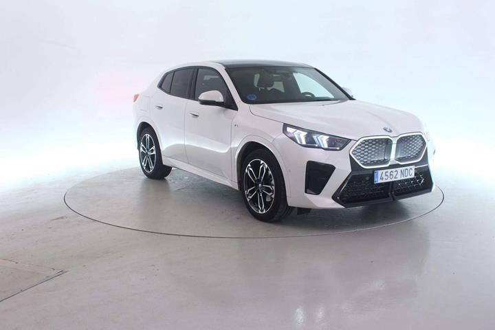 Hvid BMW iX2 fra 2025
