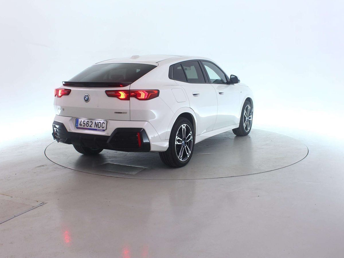 Hvid BMW iX2 fra 2025