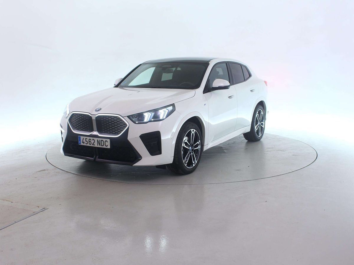 Hvid BMW iX2 fra 2025
