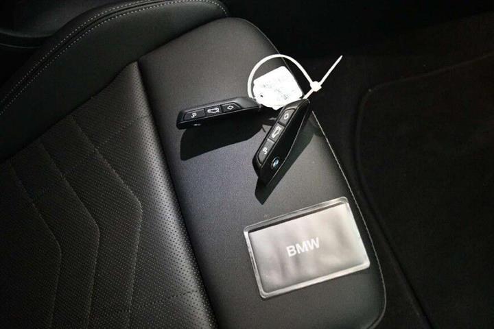 Hvid BMW iX2 fra 2025