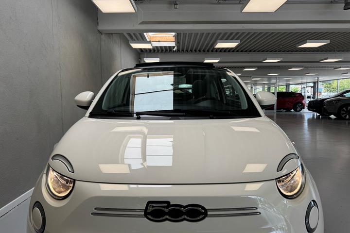 Hvid Fiat 500e fra 2023