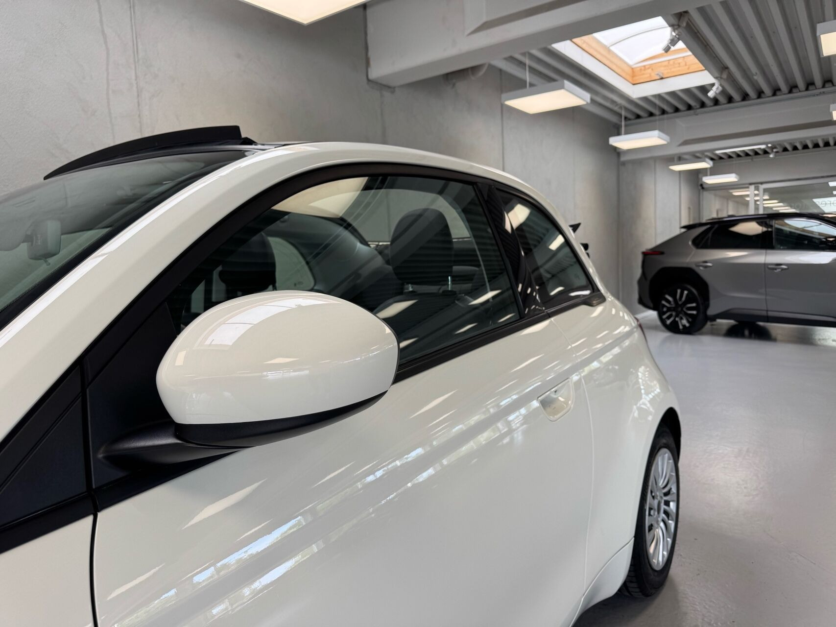 Hvid Fiat 500e fra 2023