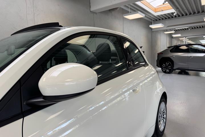Hvid Fiat 500e fra 2023
