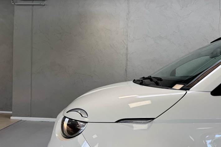 Hvid Fiat 500e fra 2023