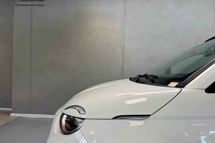 Hvid Fiat 500e fra 2023
