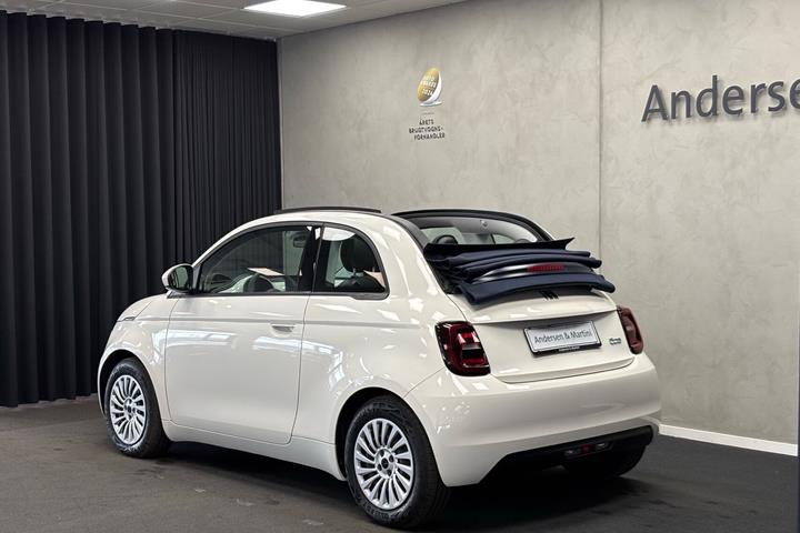 Hvid Fiat 500e fra 2023