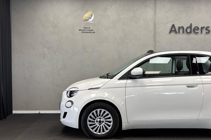 Hvid Fiat 500e fra 2023