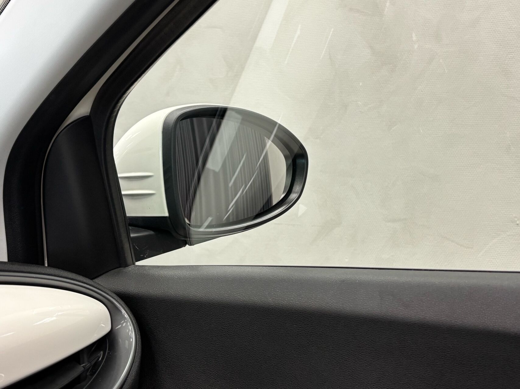 Hvid Fiat 500e fra 2023