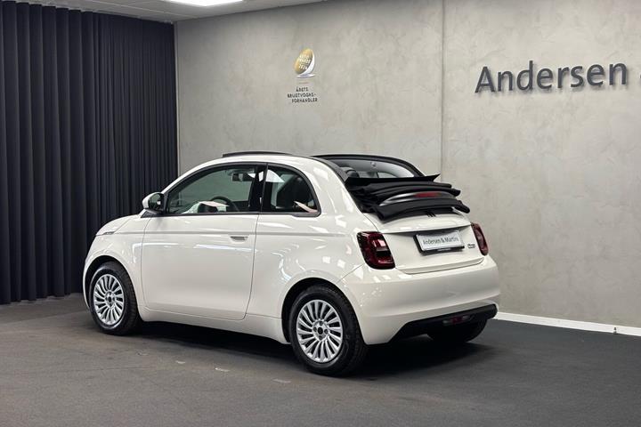 Hvid Fiat 500e fra 2023