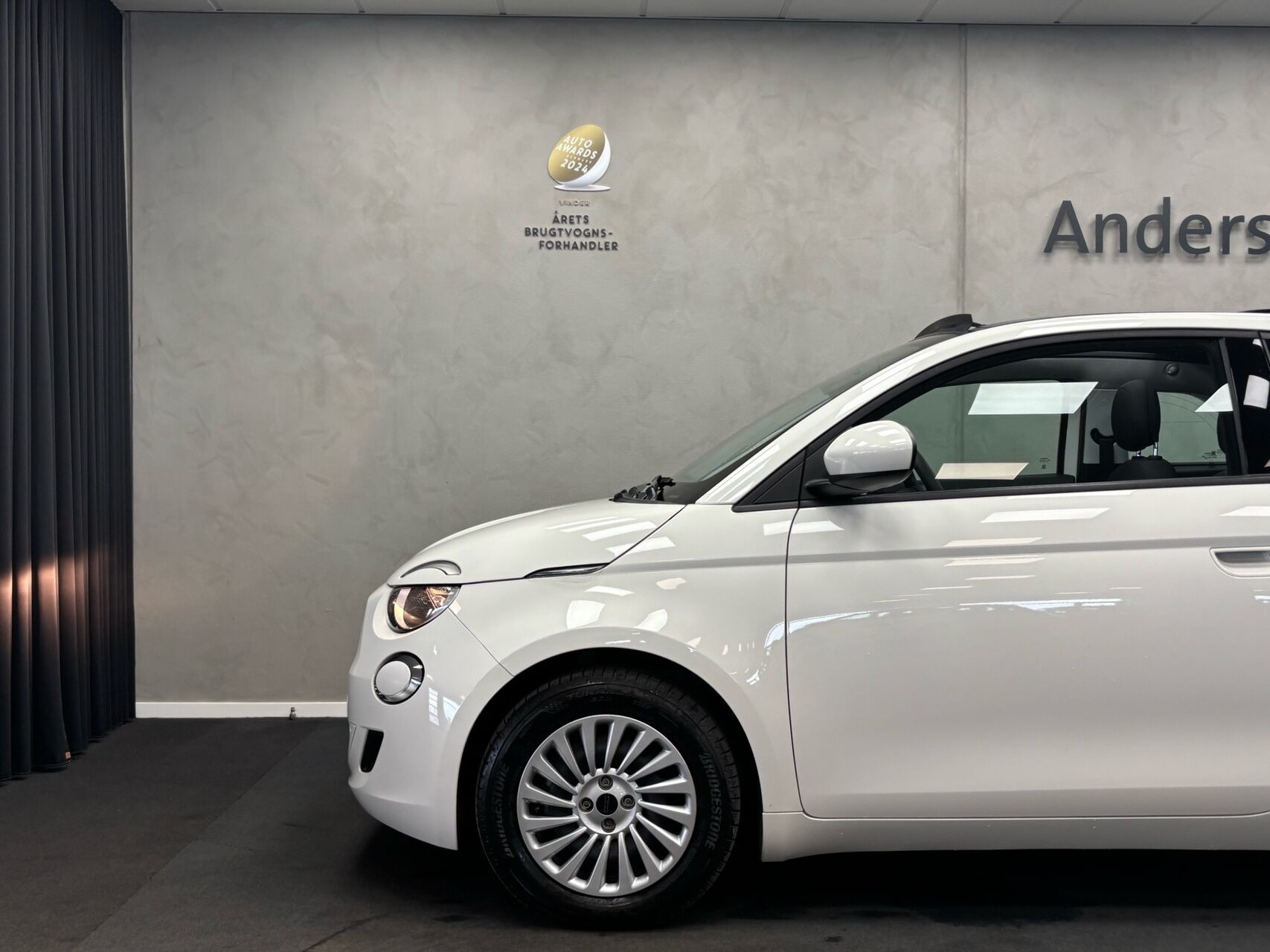 Hvid Fiat 500e fra 2023
