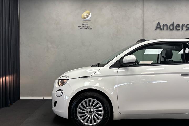 Hvid Fiat 500e fra 2023