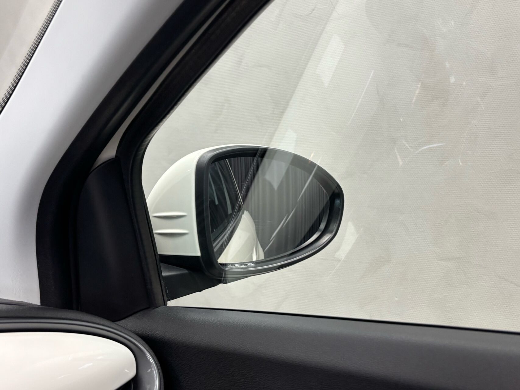 Hvid Fiat 500e fra 2023