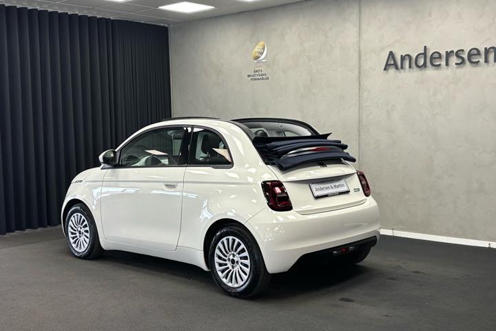 Hvid Fiat 500e fra 2023