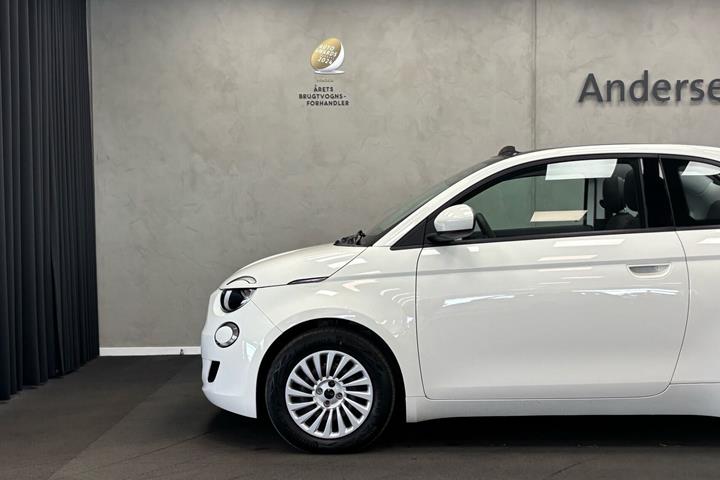 Hvid Fiat 500e fra 2023