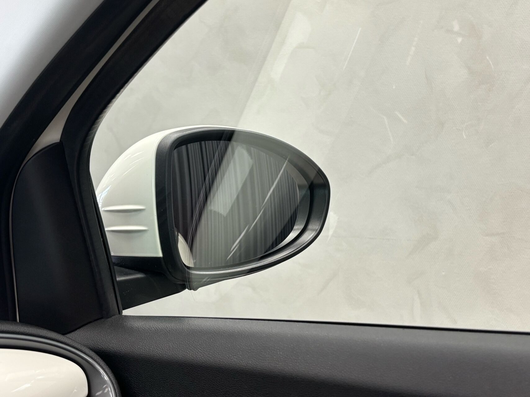 Hvid Fiat 500e fra 2023