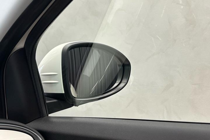 Hvid Fiat 500e fra 2023