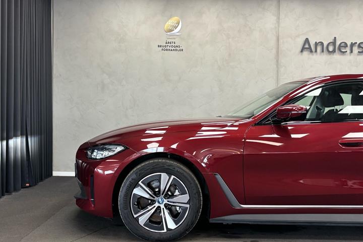 Rød BMW i4 fra 2023